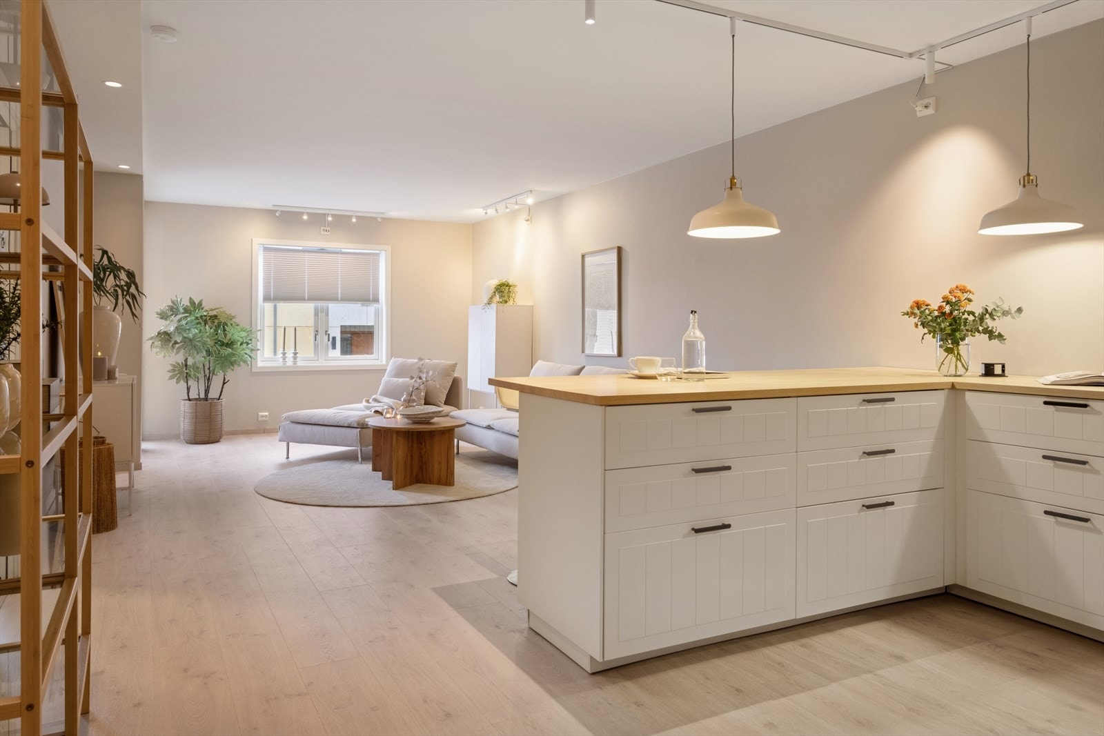 Stue og kjøkken er integrert i en åpen og sosial løsning som skaper god romfølelse. Galleribilde
