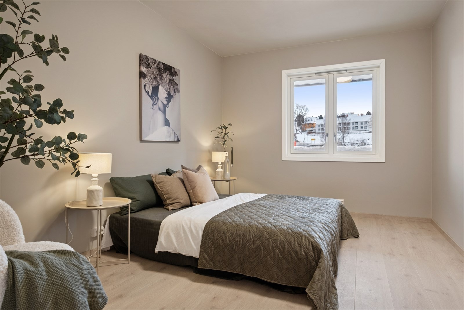 Leiligheten har ett romslig soverom med samme stilrene utførelse som øvrige rom. Galleribilde