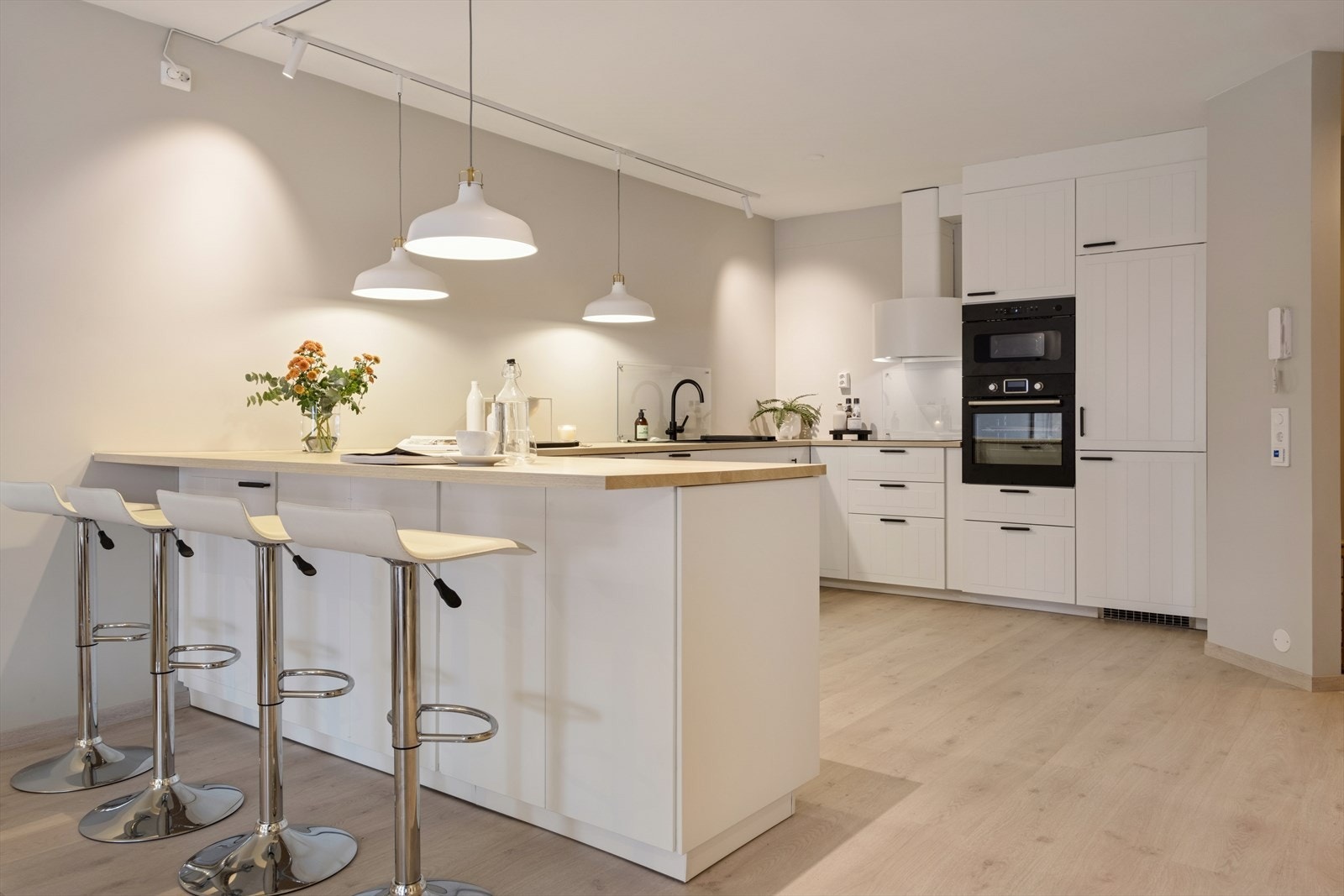 Kjøkkenet har innredning med glatte fronte og laminat benkeplate. Ny ventilator fra merket Røroshetta. Galleribilde