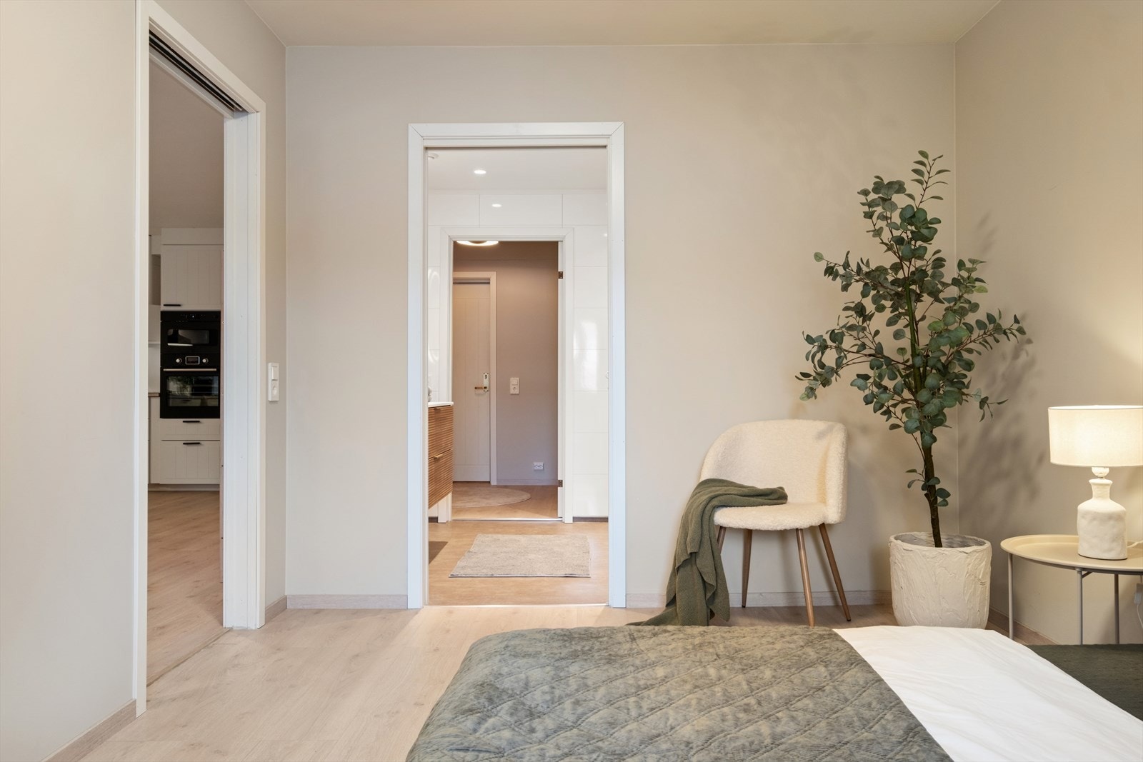 Fra soverommet er det direkte adgang til badet. Galleribilde