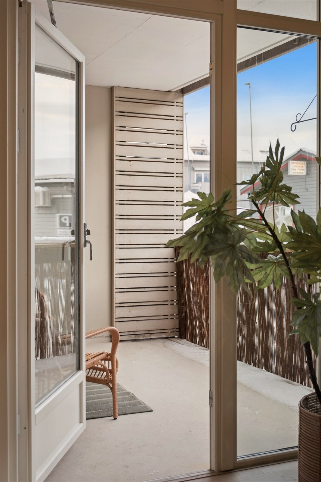 Fra stuen er det direkte tilgang til balkongen. Galleribilde