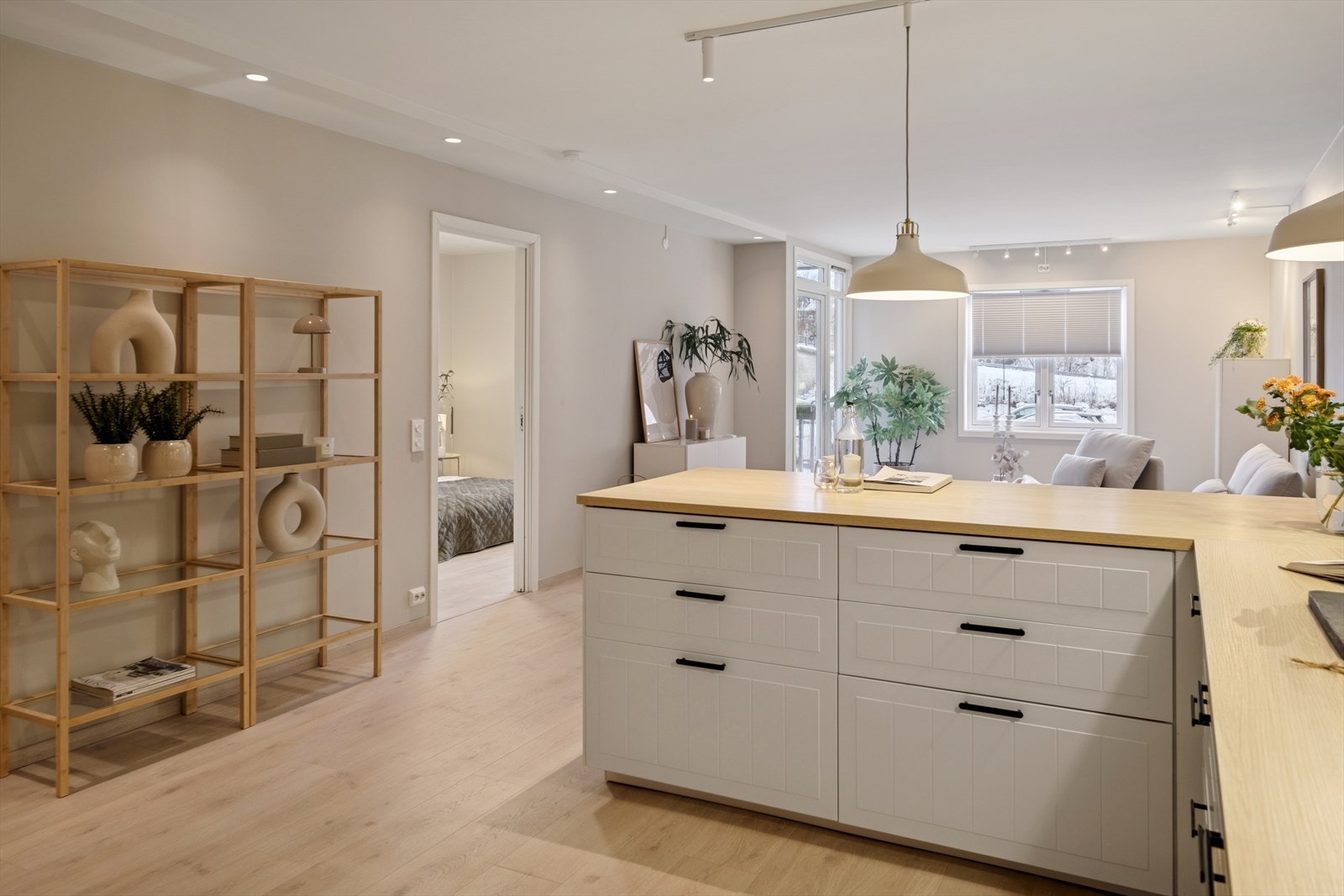 Kjøkkenet byr på rikelig med benkeplass og gode oppbevaringsmuligheter i skuffer og skap. Galleribilde