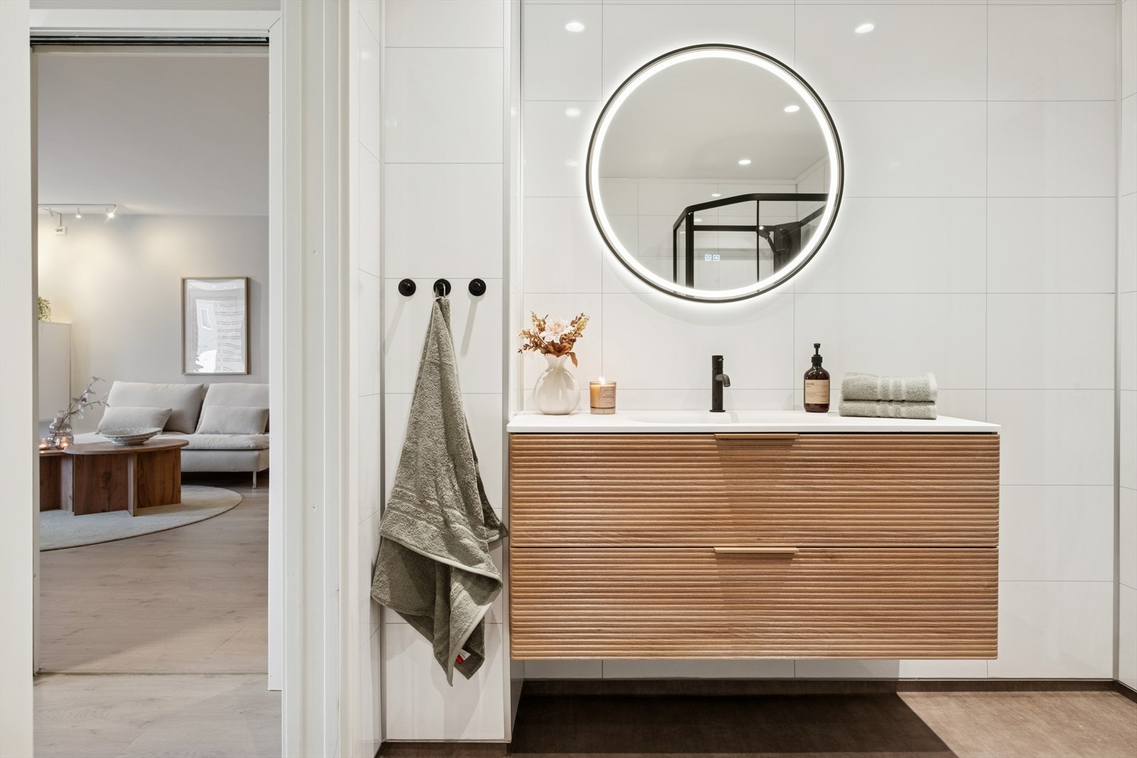 Innredningen består av speil med belysning, servant med seksjon, veggmontert toalett, dusjkabinett og opplegg for vaskemaskin. Galleribilde