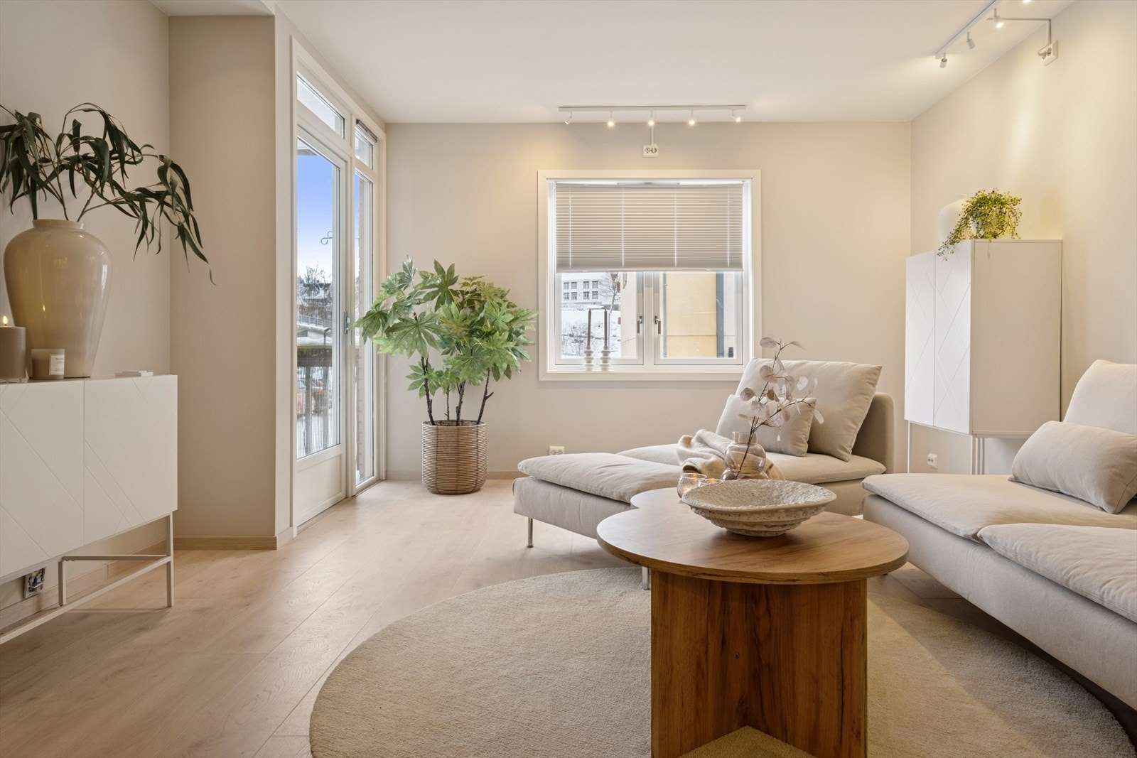 Leiligheten er oppgradert med nye overflater, nytt kjøkken og bad i 2025. Galleribilde