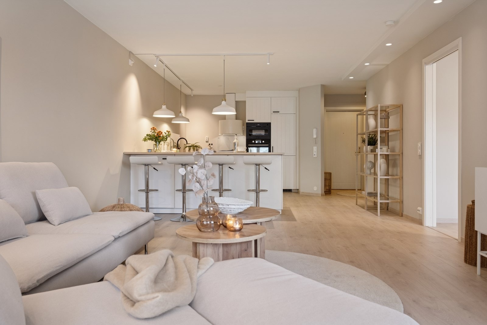 Gulvet er belagt med laminat, og veggene er malt i flotte, behagelige farger. Galleribilde