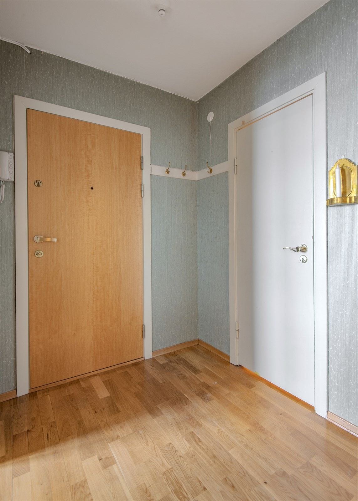 Fra gangen er det inngang til kott/garderobe med god oppbevaringsplass. Galleribilde