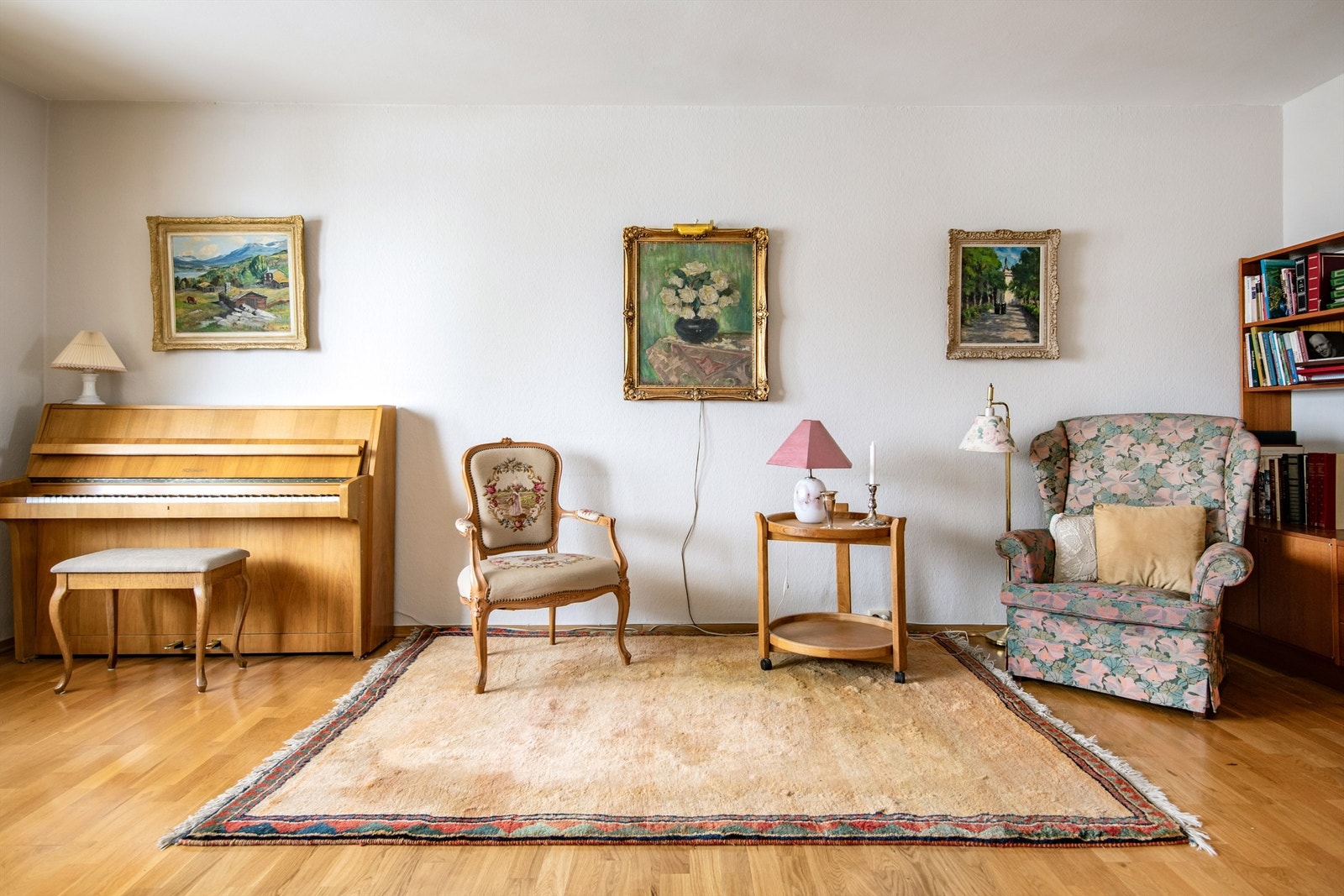 God plass til sofa i stuen. Galleribilde