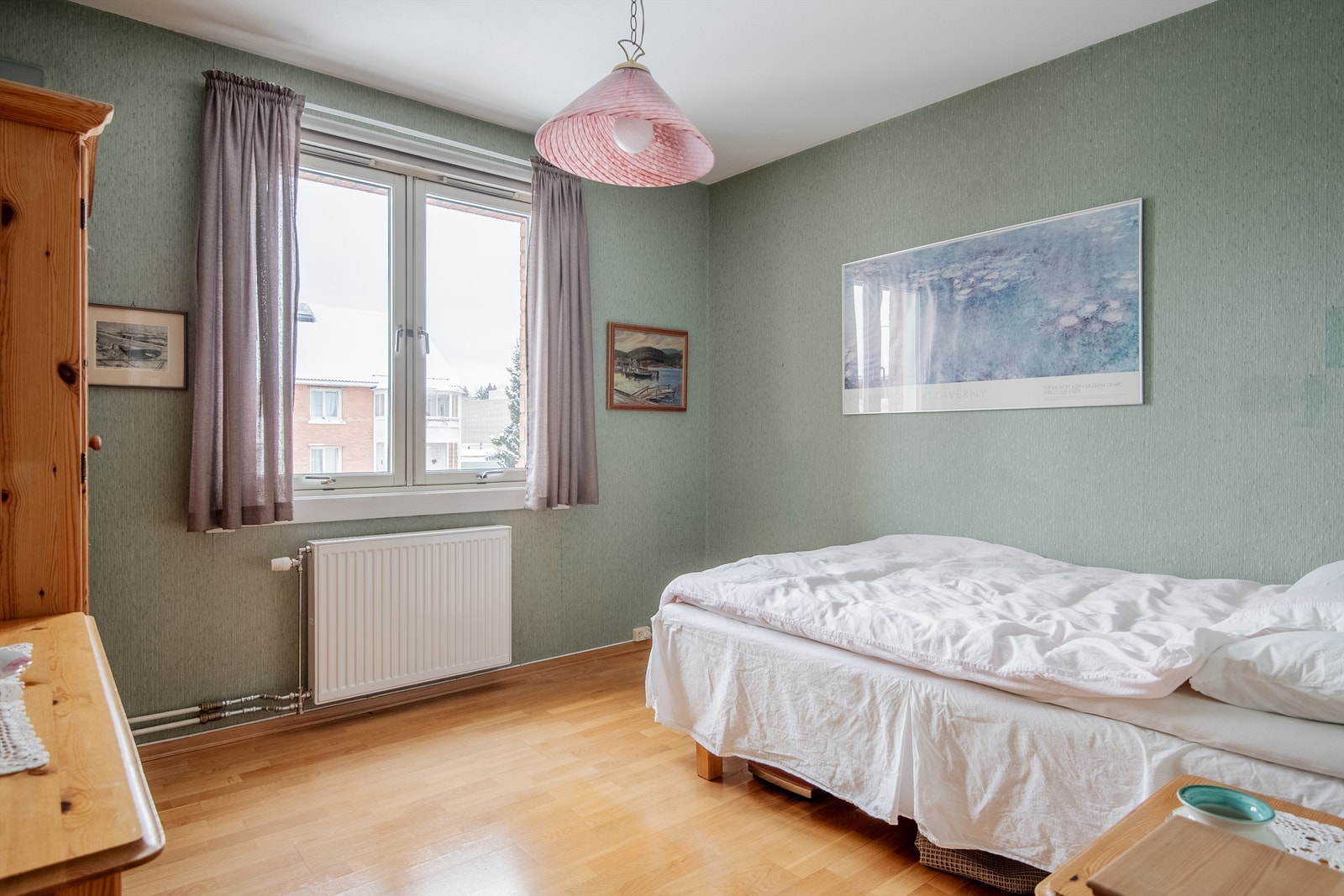 Soverom/gjesterom er romslig med god plass til stor seng og garderobeskap. Galleribilde