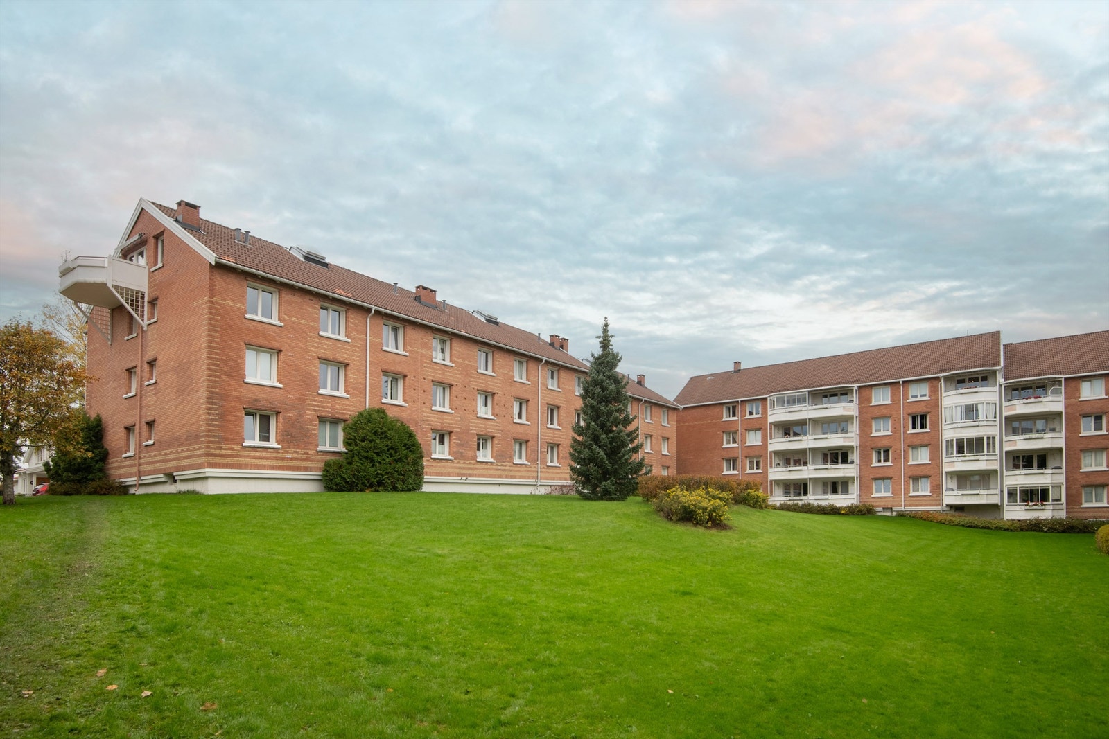 Bak bygget er det store grøntområder som er svært populært for borettslagets beboere. Galleribilde
