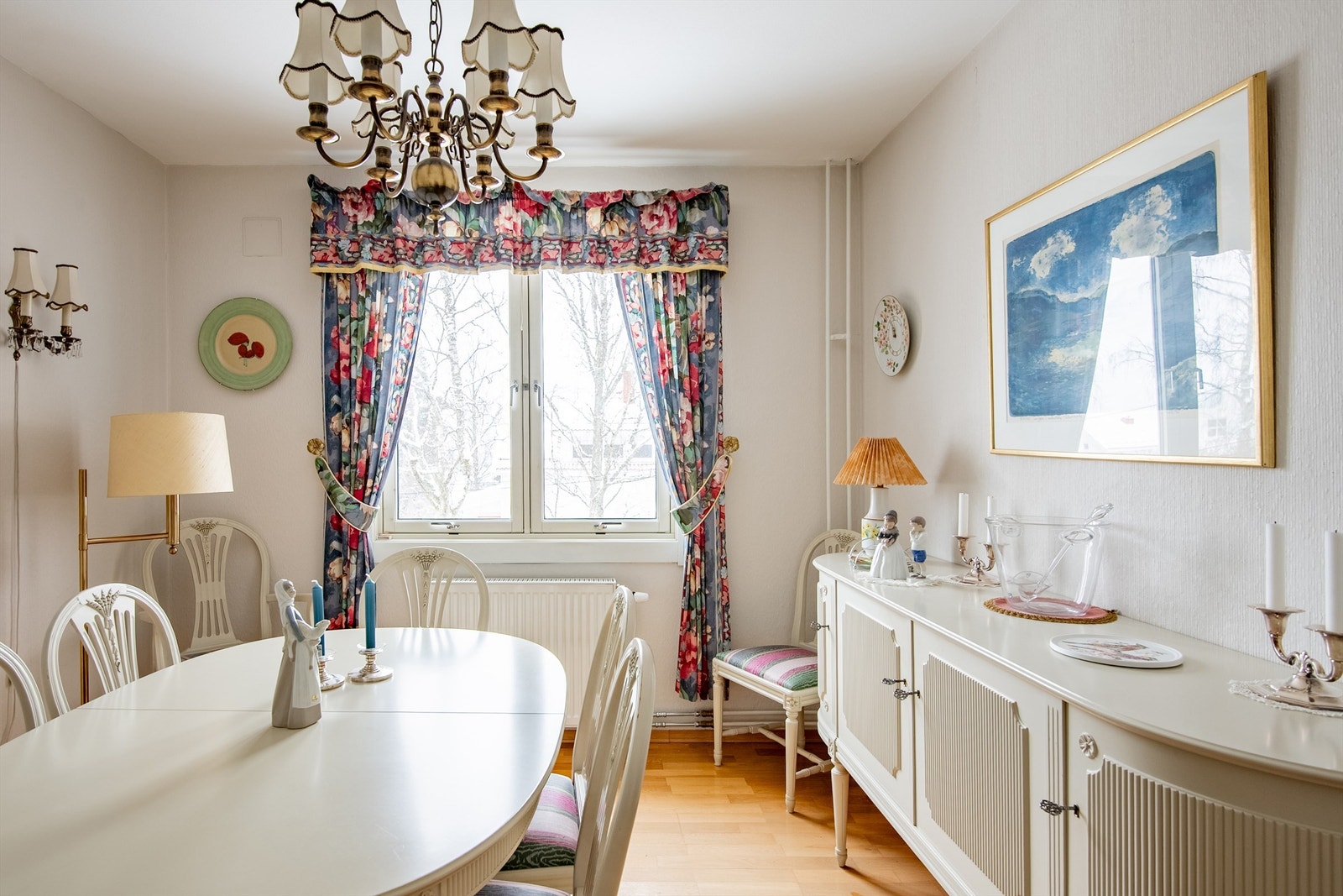 Hovedsoverom som i dag benyttes som spisestue. Her er det god plass til stor seng. Galleribilde