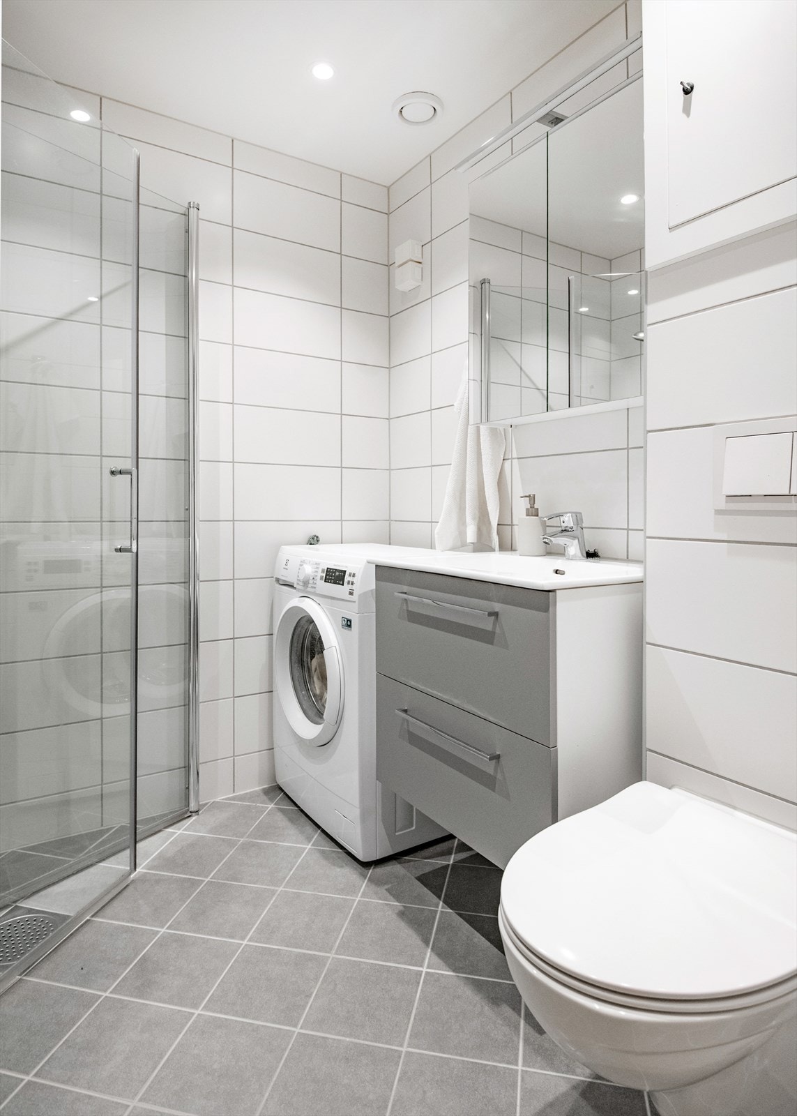 Baderom fra 2020 tatt i regi av borettslaget. Samtidig ble rør og avløp byttet. Badet har opplegg for vaskemaskin og tørketrommel. Galleribilde