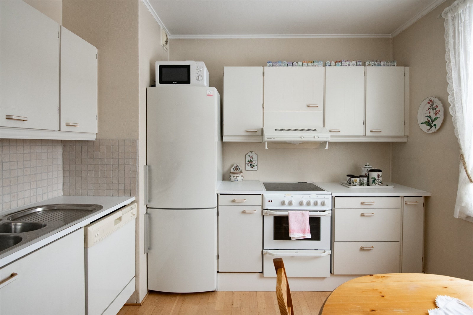 Eldre velholdt kjøkken med mange muligheter. Her er det god skap- og benkeplass. Fra spisebordet er det flott utsikt over borettslagets felles tomt. Galleribilde