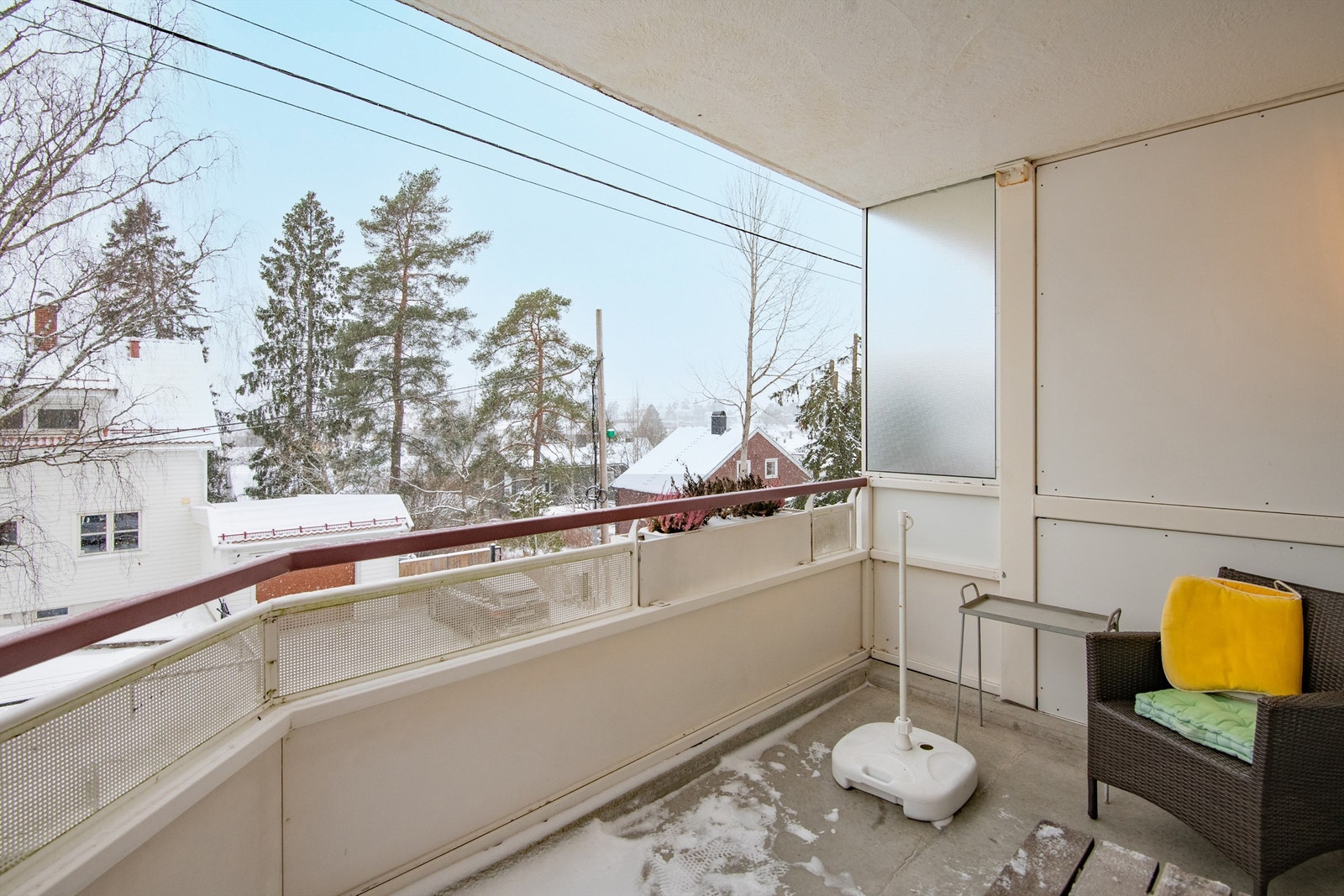 Vestvendt og solrik balkong med flott utsikt mot villaområdet i Radarveien. Galleribilde