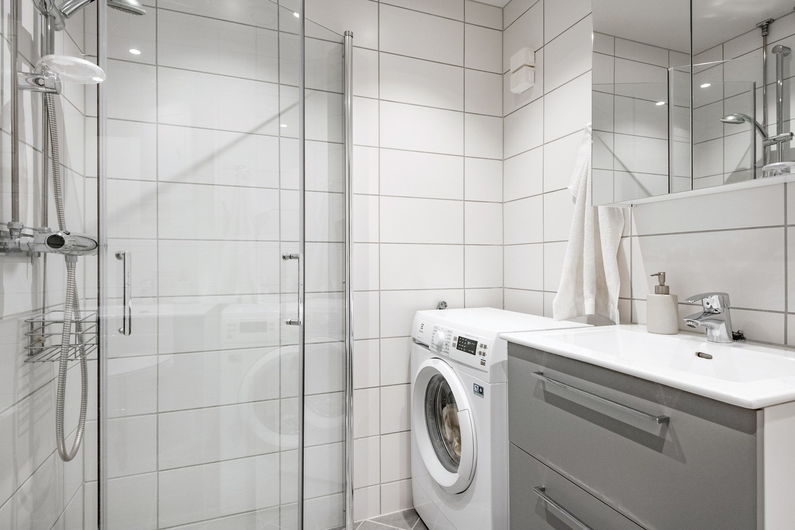 Badet har innsvingbare glassdører og pen servant med underskap. Galleribilde