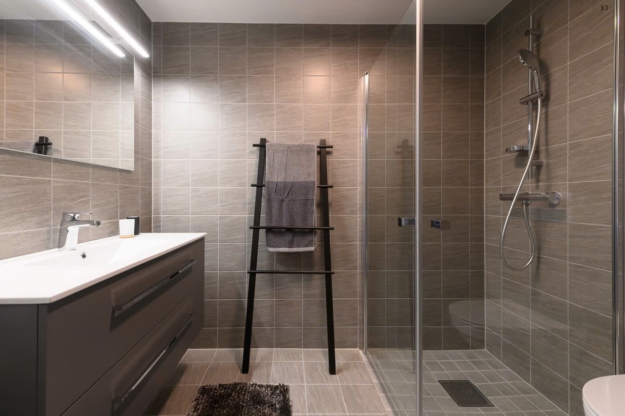 Flott flislagt bad. Galleribilde