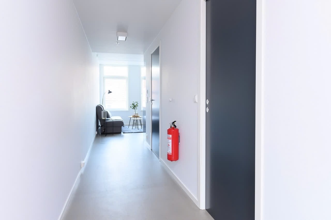 Entré. Inngang til bad og sovealkove til høyre. Galleribilde