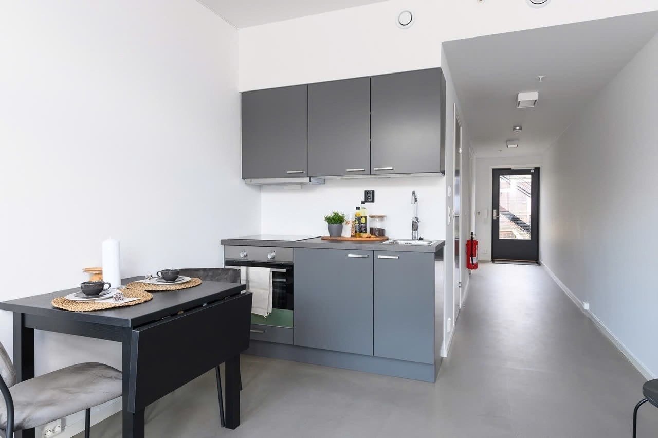 Kjøkken med integrert komfyr og kjøleskap. Galleribilde