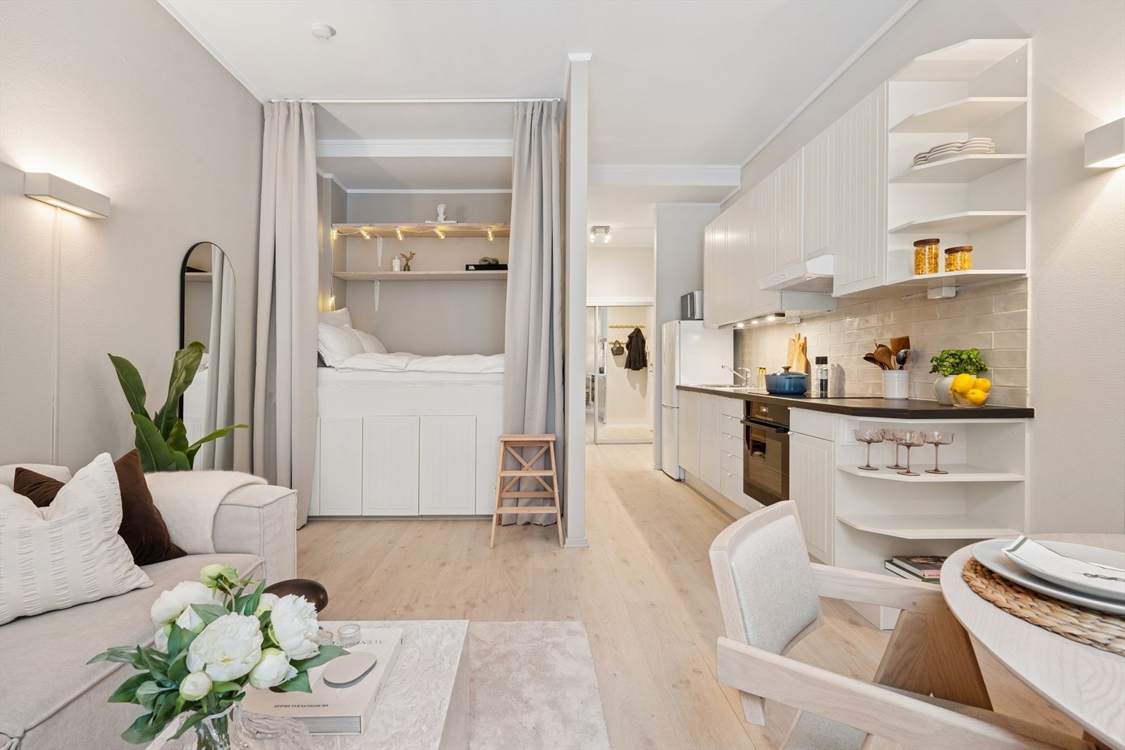 Alkove gir en praktisk soveplass i stue/kjøkken-området. Galleribilde