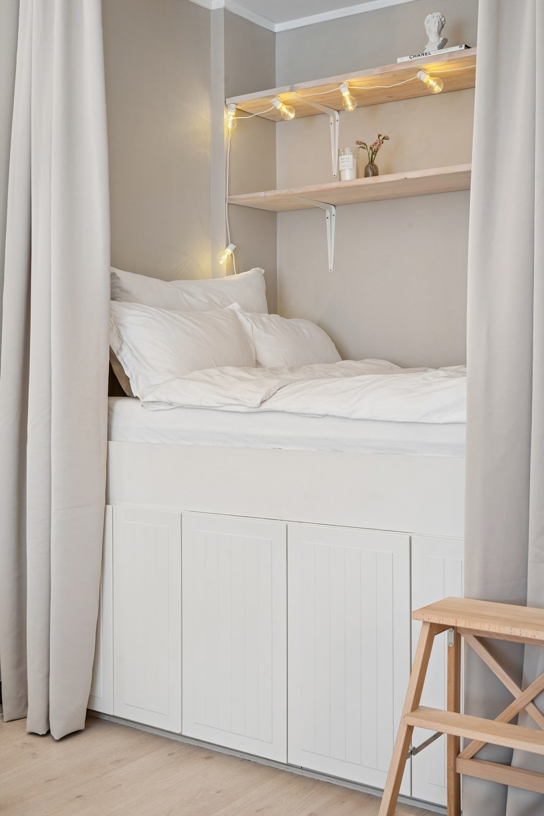 Deler av stuen har en praktisk sovealkove med mulighet for forheng. Galleribilde