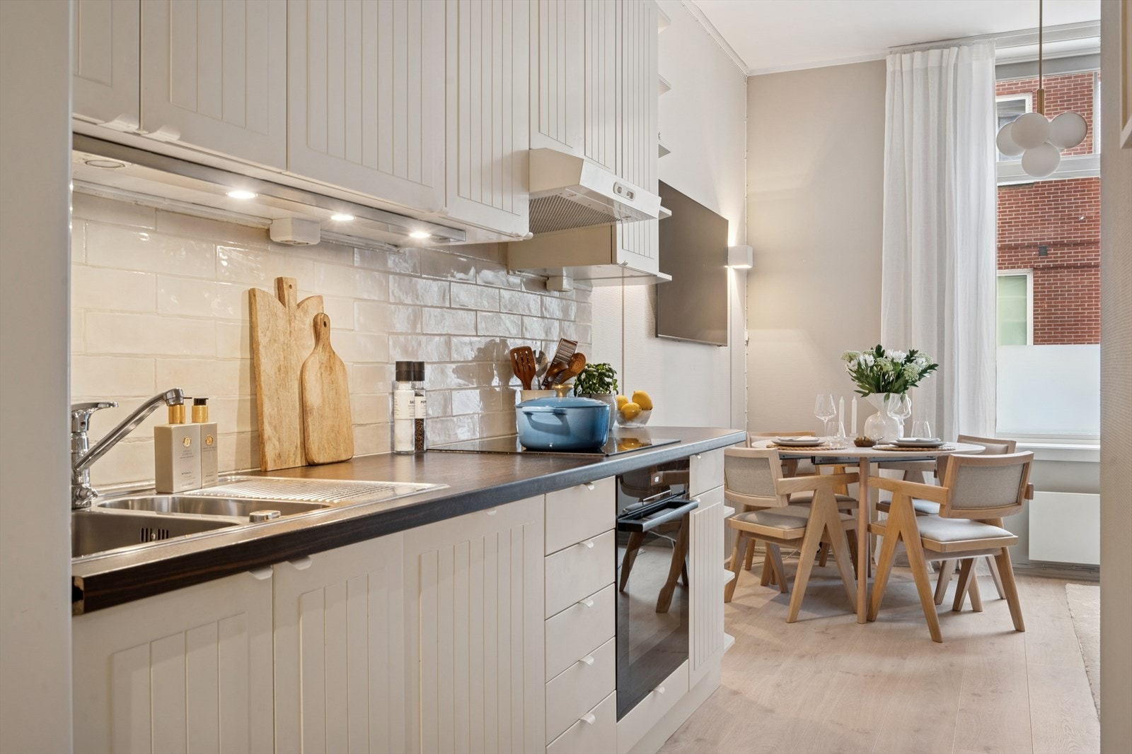 Benkeplaten er i laminat og har nedfelt oppvaskkum i rustfritt stål med ettgreps blandebatteri. Galleribilde