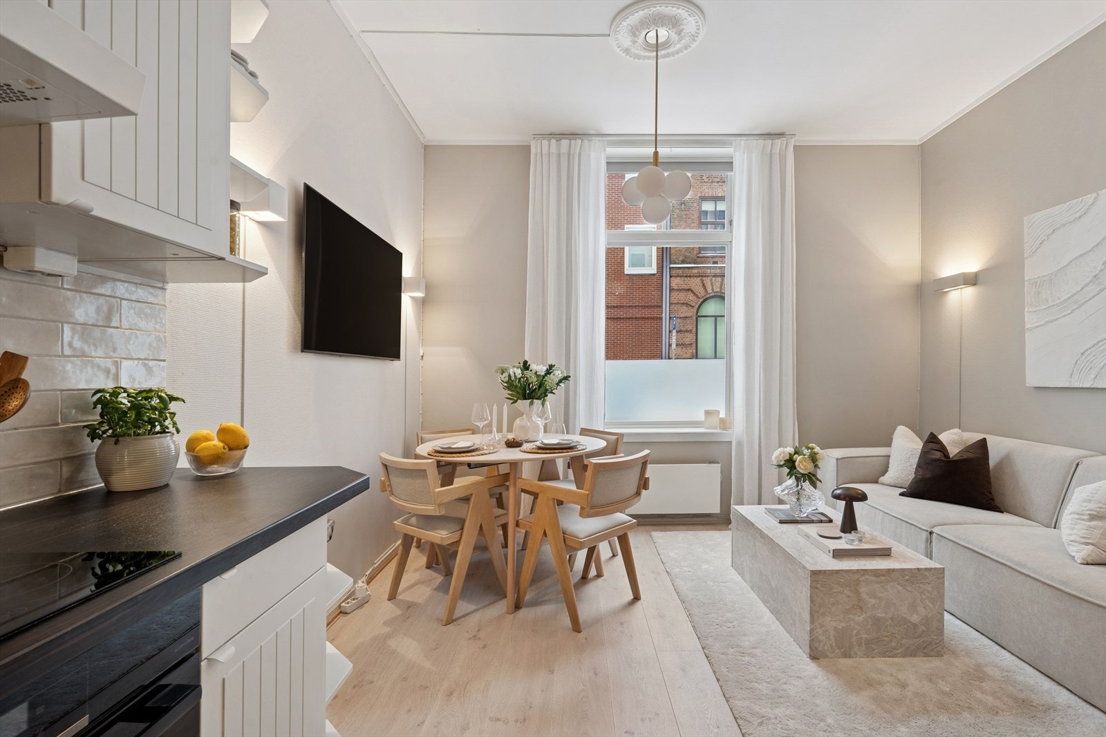 Leiligheten fremstår som svært innbydende med tidsriktige farge- og materialvalg på innvendige overflater og stort vindu fra 2017 med godt lysinnslipp. Galleribilde