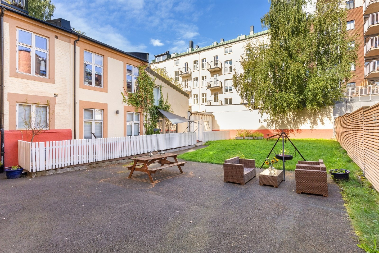 Her er det en meget koselig bakgård opparbeidet med gressplen, sittegrupper og bålpanne. Galleribilde