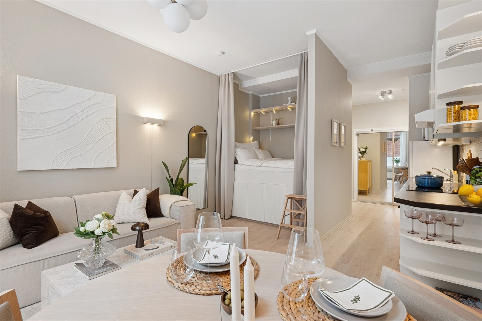 Innvendige overflater ble malt i 2024, og det ble lagt nytt laminatgulv i 2023. Galleribilde