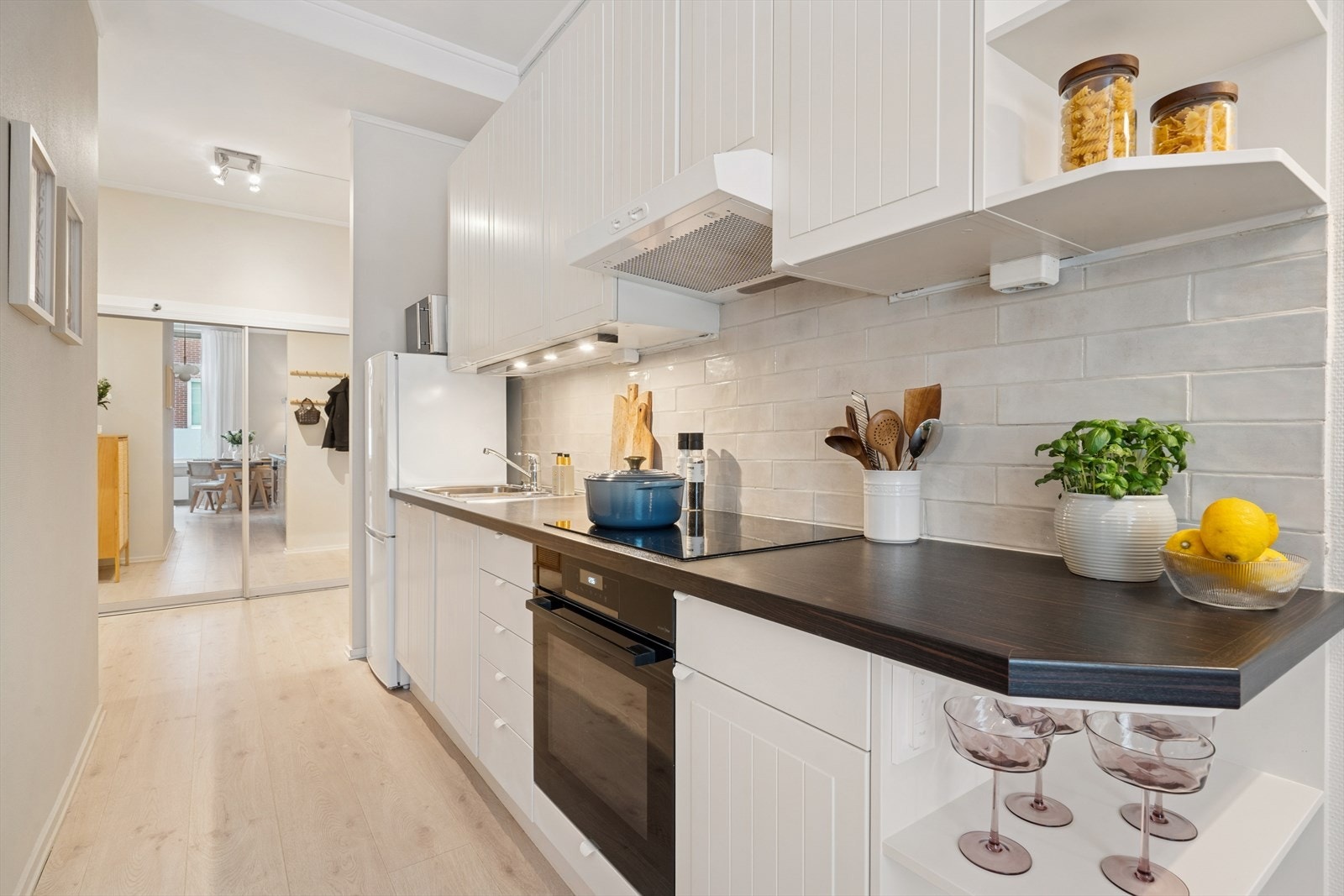 Over benkeplaten ble det i 2026 montert nye fliser mellom over- og underskap. Stekeovnen er fra 2025. Galleribilde