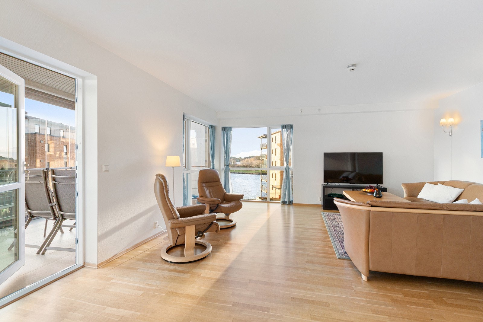 Romslig stue med utgang til balkong. Galleribilde