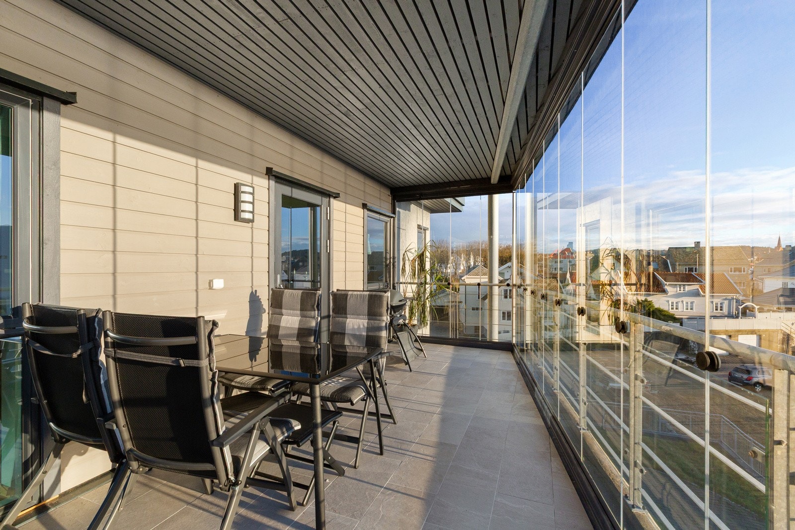 Herlig innglassert balkong hvor det er mulig å trekke glassvegger til side for solen. Galleribilde