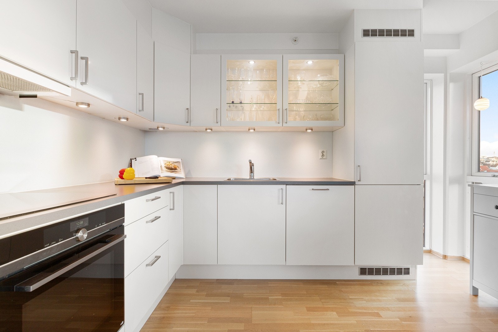 Hvit og lyst kjøkken. Galleribilde