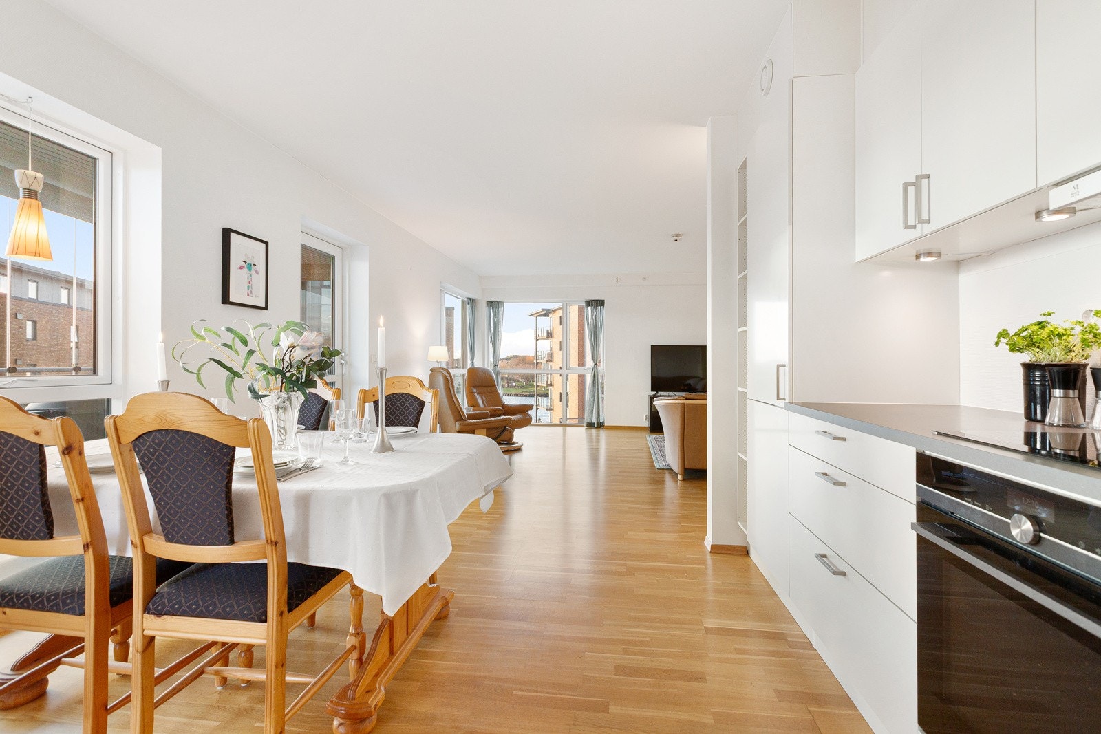 Kjøkken med god plass til spisebord. Galleribilde