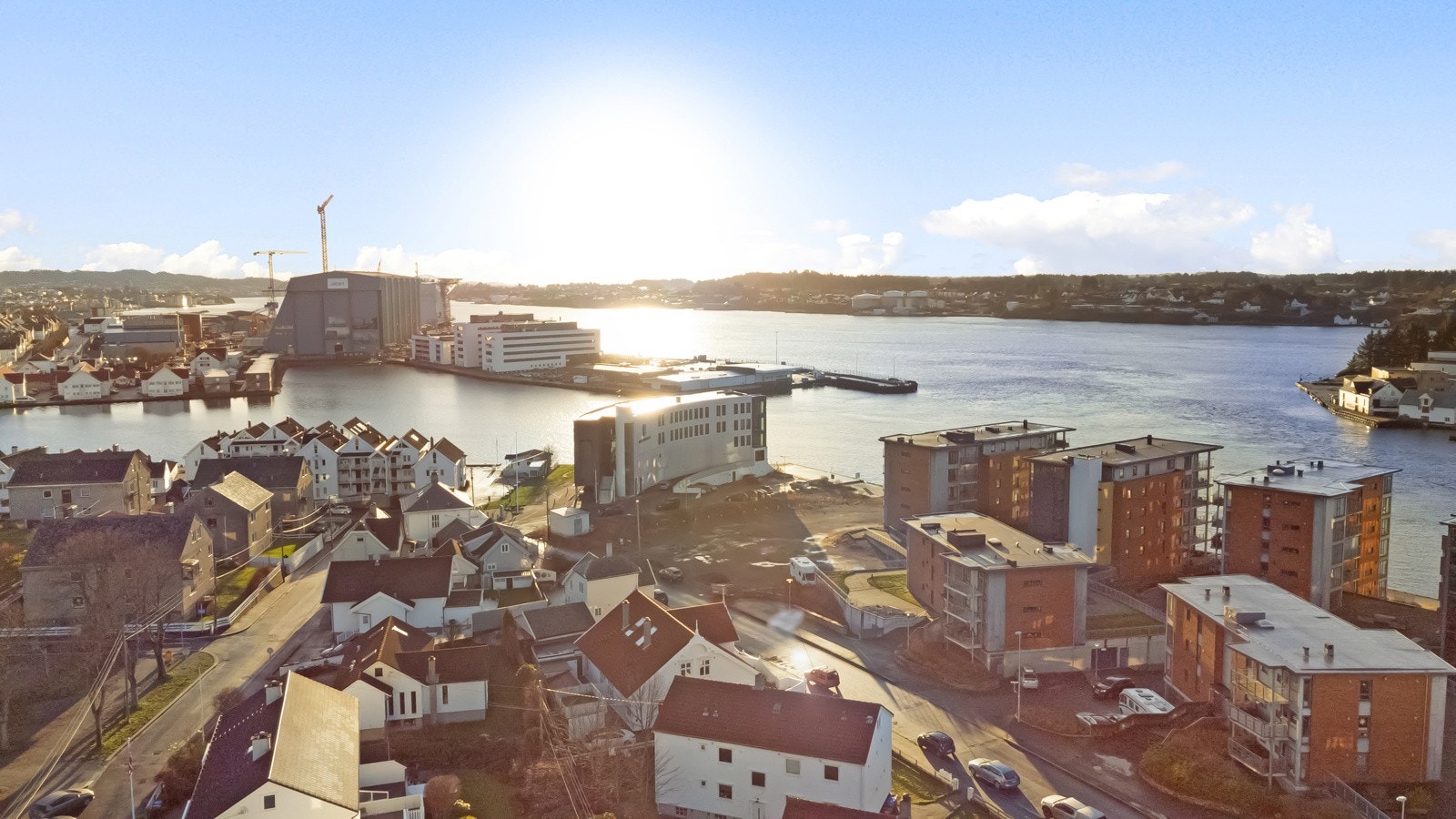 Flott beliggende leilighet med kun en spasertur til Haugesund sentrum med en rekke butikker, restauranter, bibliotek, offentlig transport mm. Galleribilde