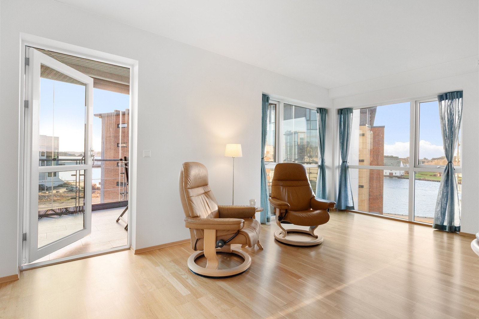 Store vindu som gir fint naturlig lys inn i leiligheten. Utsikt til sjø. Galleribilde