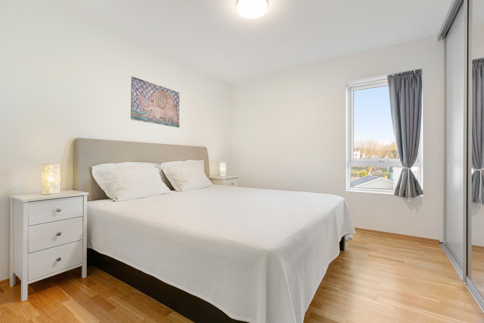 Romslig soverom med garderobeløsning Galleribilde