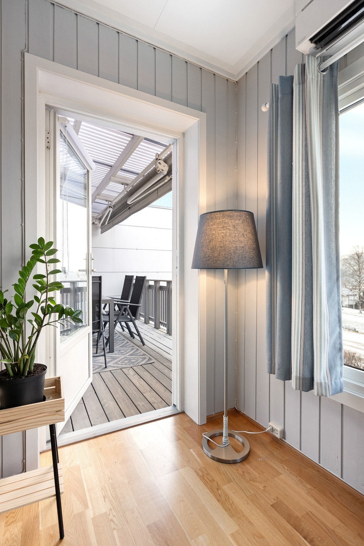 Utgang til veranda fra stuen. Galleribilde