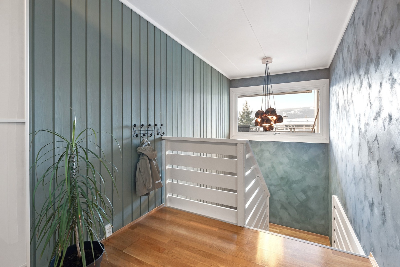 Lyst trapperom, ned til underetasjen. Galleribilde