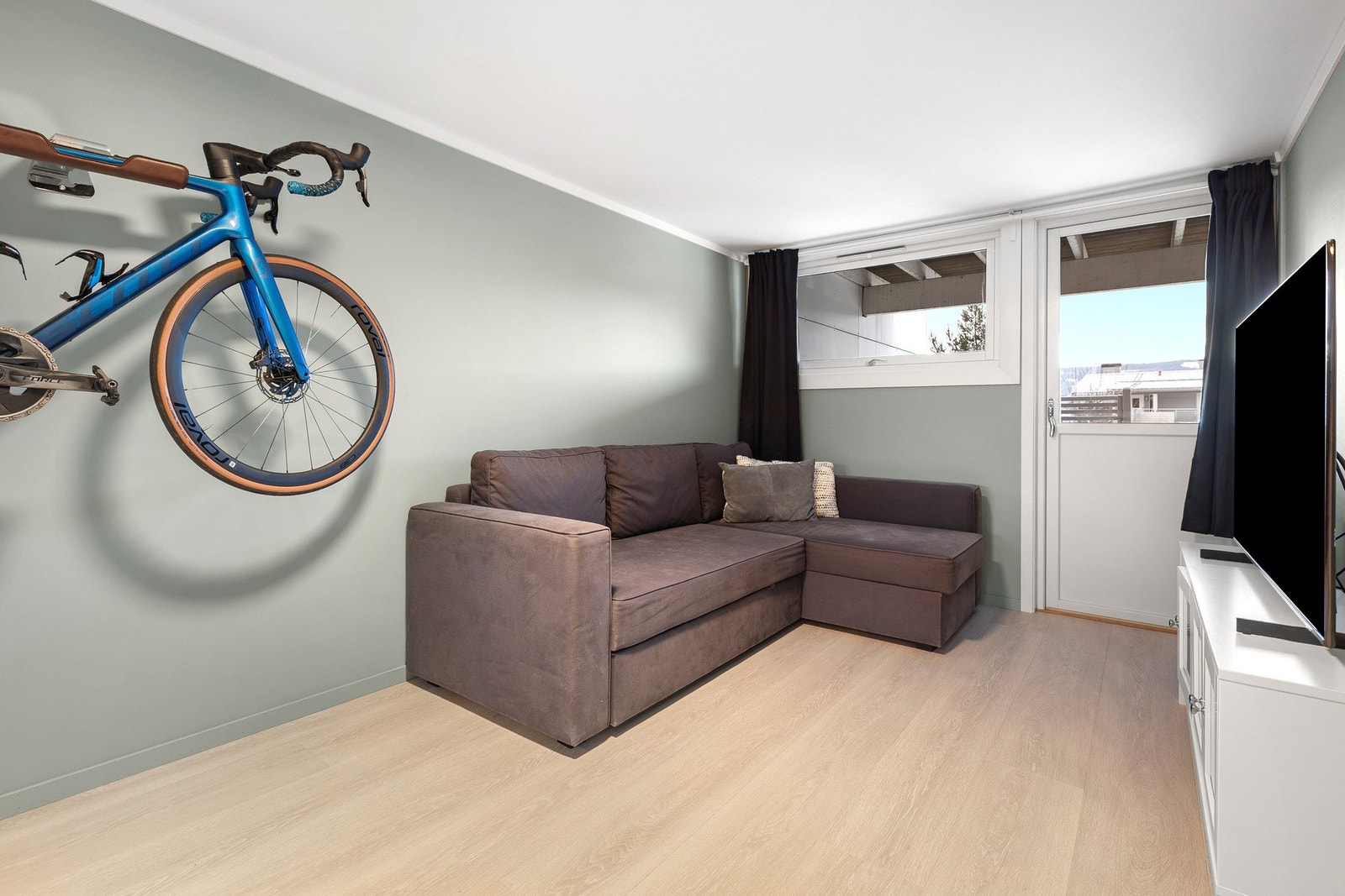 Soverom 3 innredet som tv stue i dag. Her er det også utgang til terrasse og hage. Galleribilde