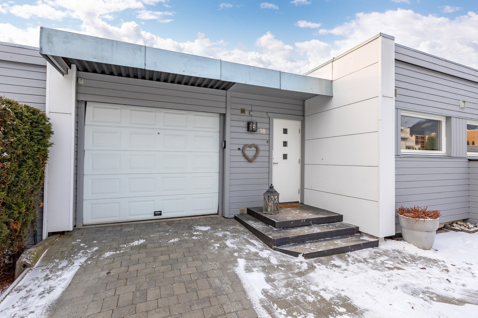 På fremsiden av boligen er det garasje ved siden av inngangen. Galleribilde