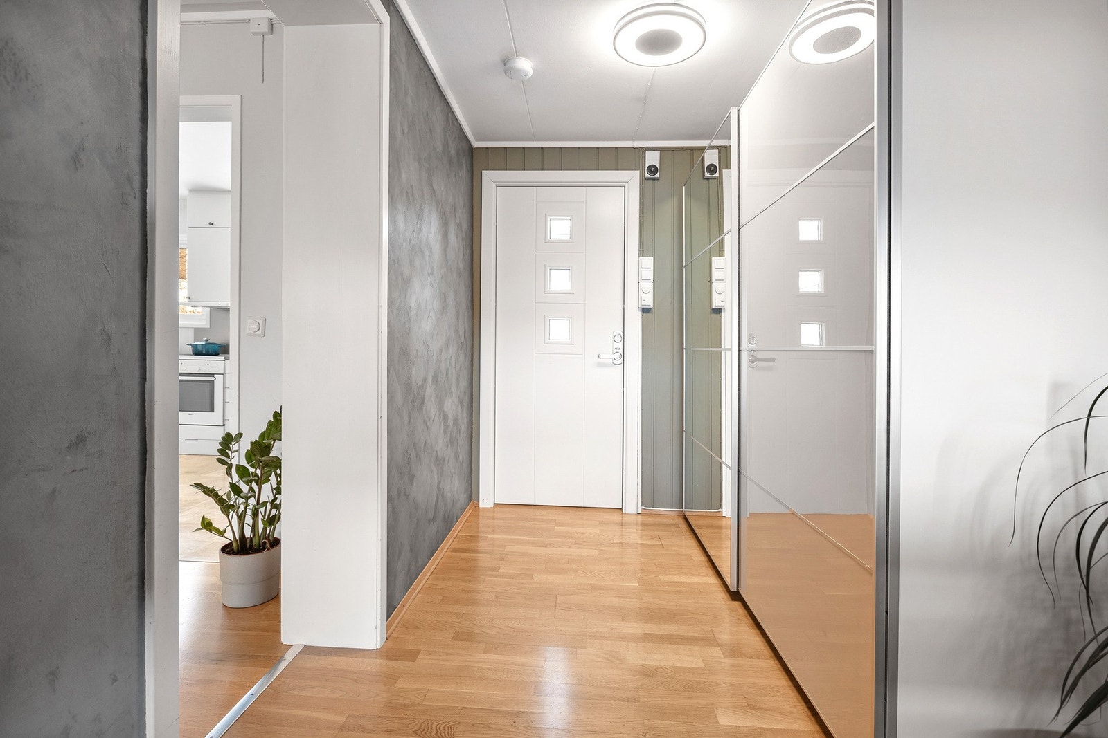 Velkommen inn i gangen - nyere ytterdør. Lys gang med speilskap med god plass til oppbevaring. Galleribilde