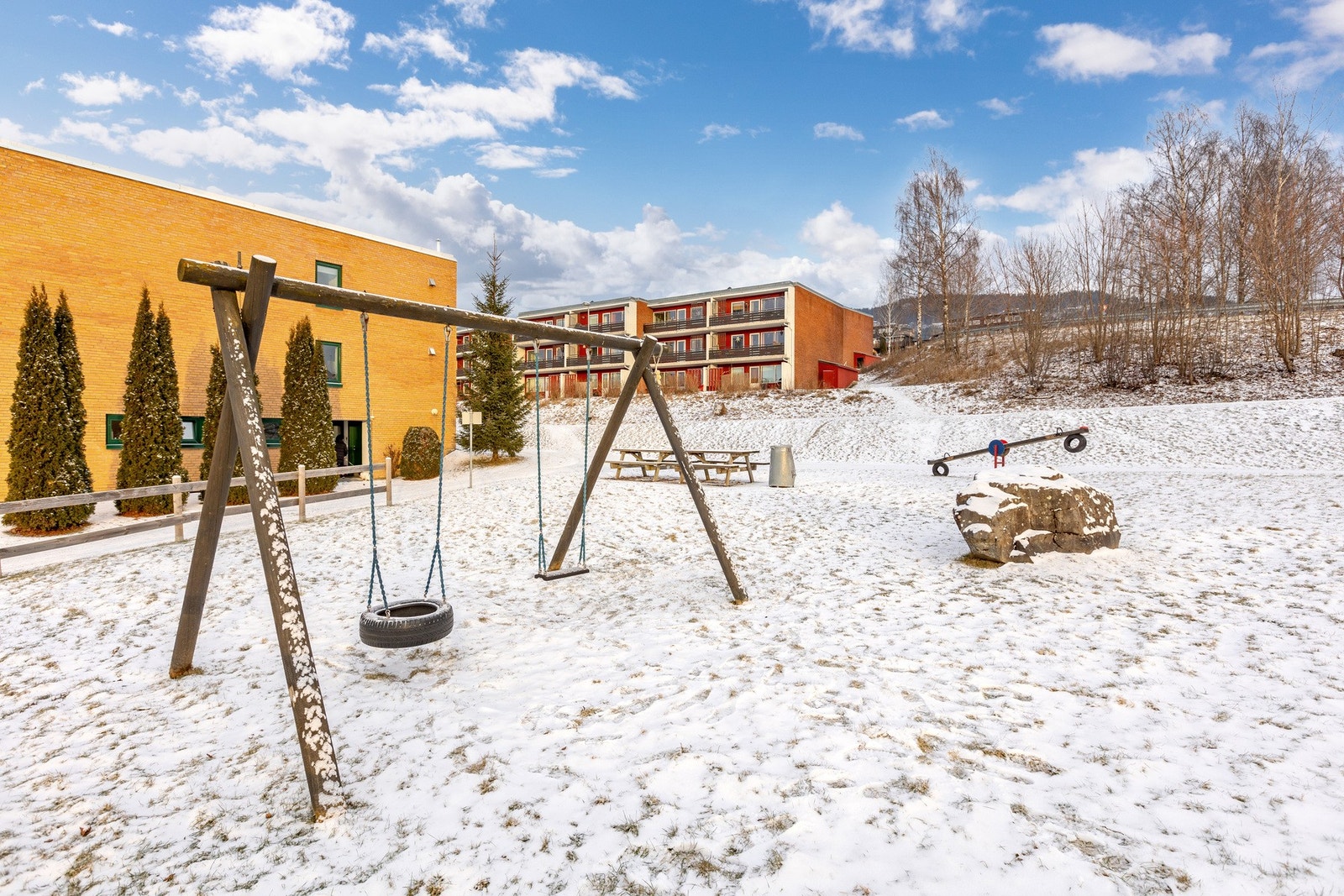Felles uteområde med husker og lekeapparater i borettslaget. Galleribilde
