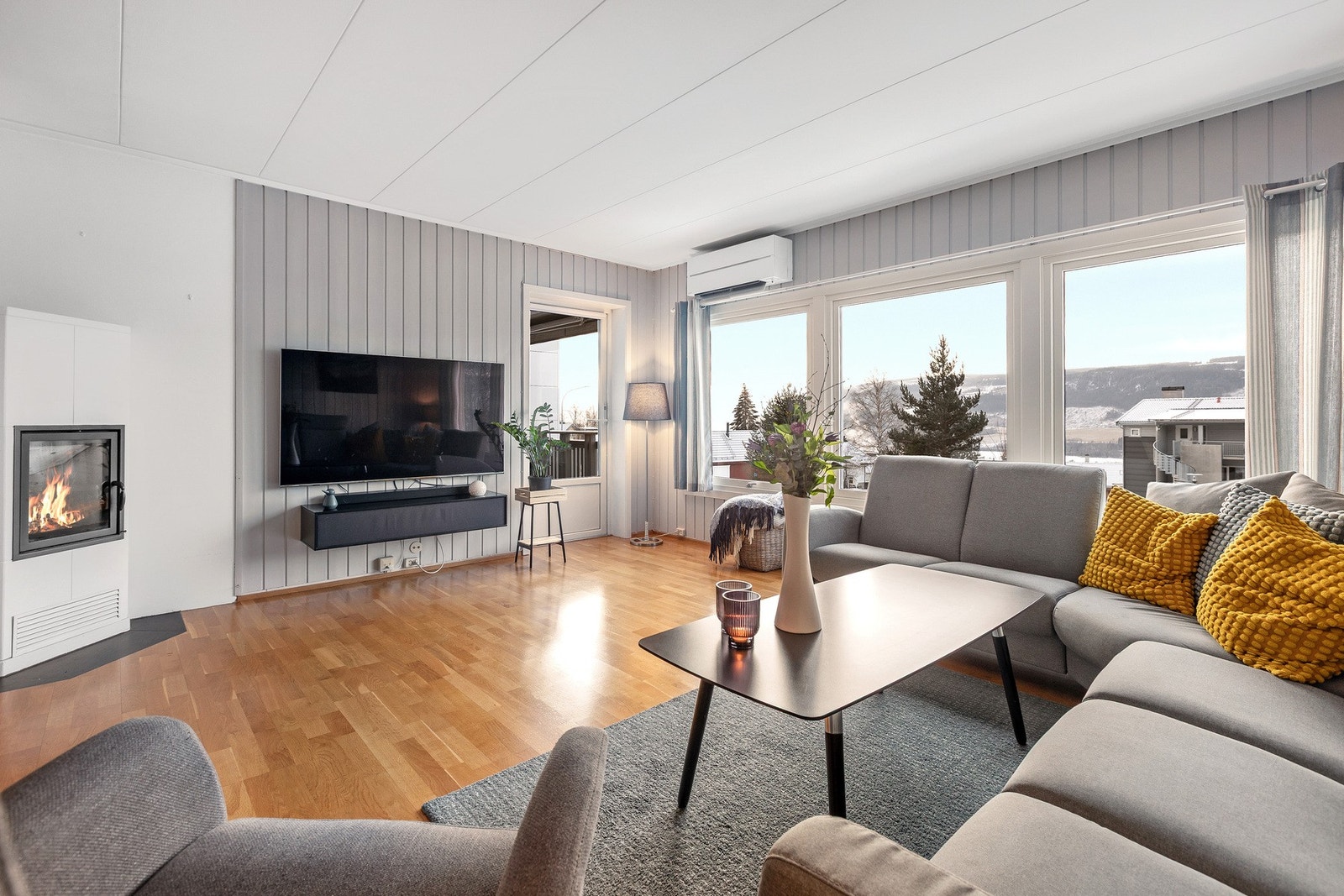 Parkett på gulv og malt panel på vegg. Galleribilde