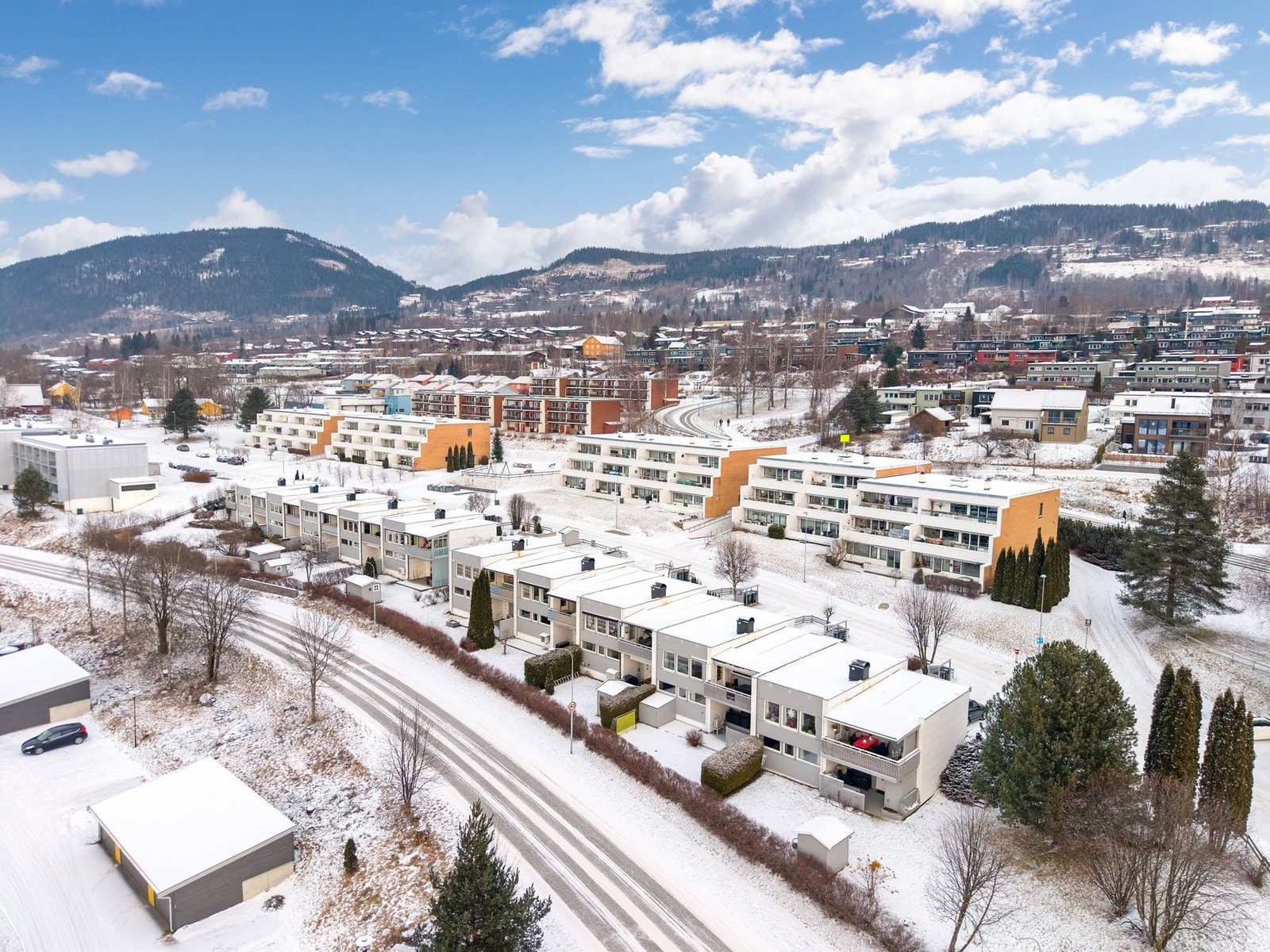 Boligområde med rekkehus og leilighetsbygg. Galleribilde