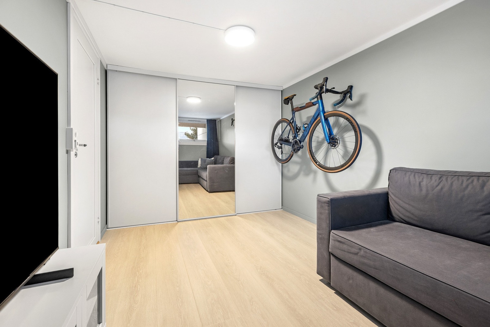 Romslig skyvedørsgarderobe for klesoppbevaring. Galleribilde