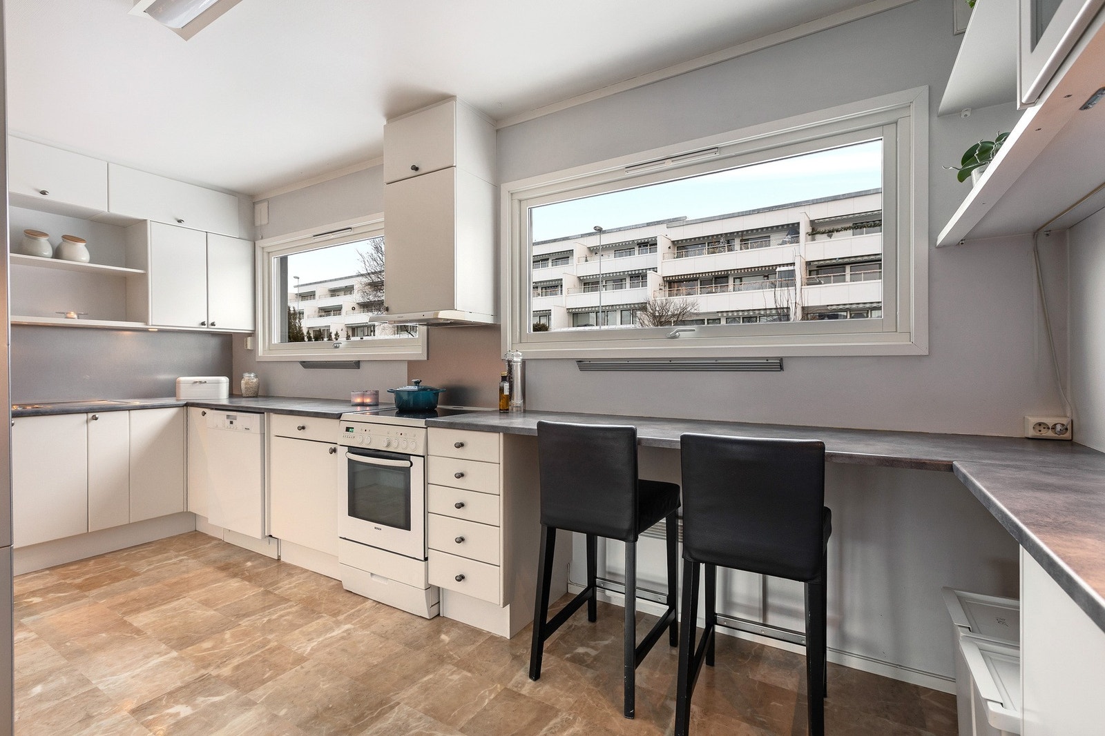 Praktisk spiseplass foran vinduet. Galleribilde