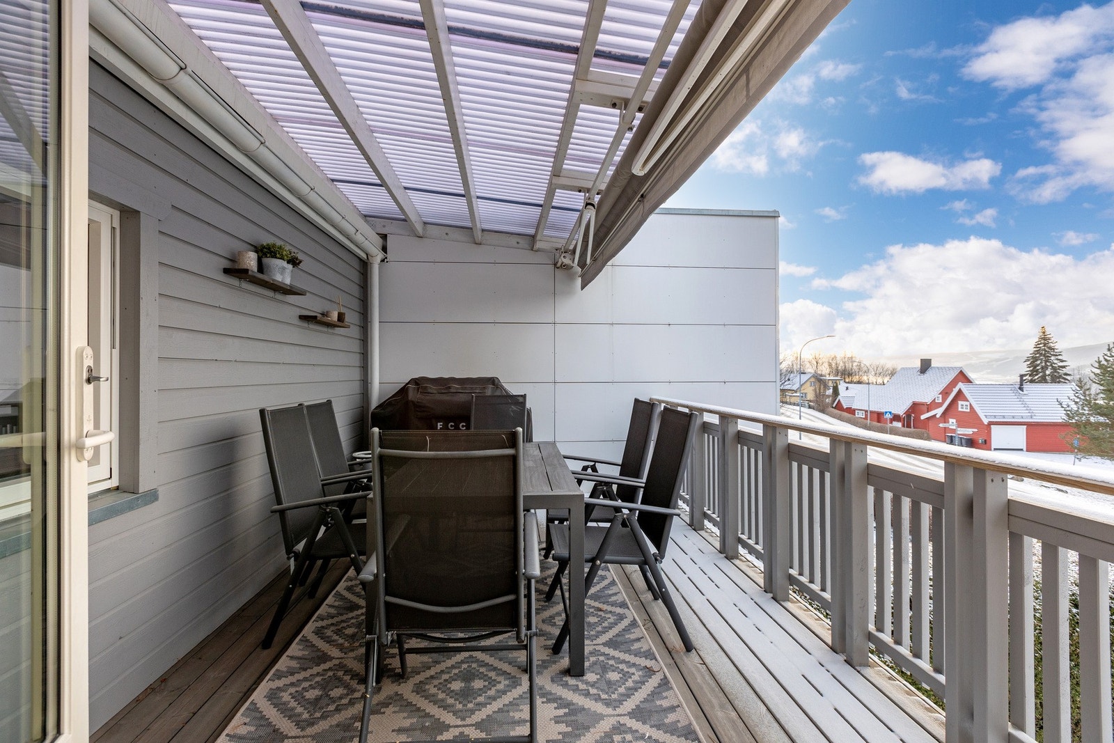 Takoverbygd veranda i 2. etasje. Her kan solen nytes ut i de sene timer på sommerstid. Galleribilde