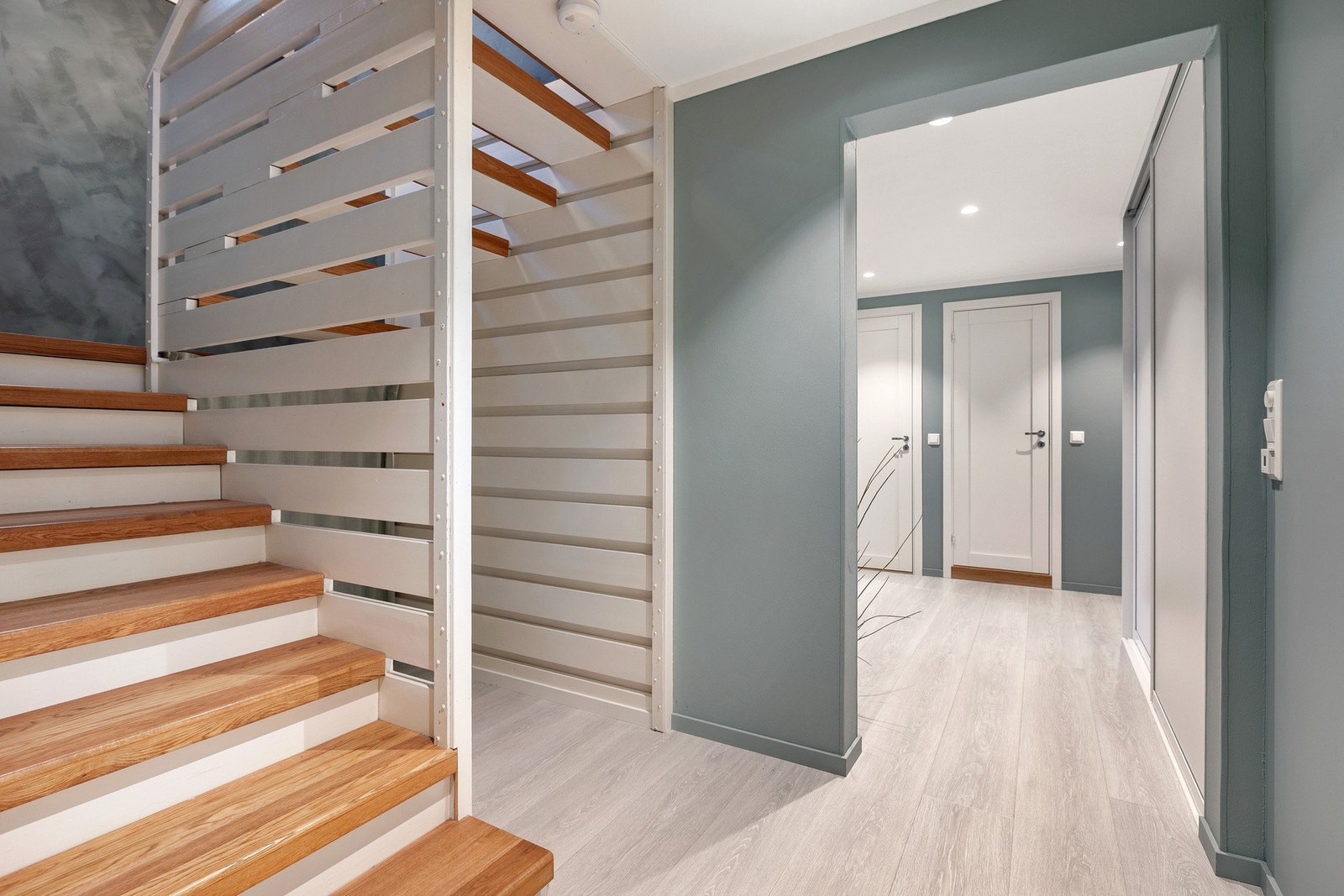 I underetasjen er det godt med oppbevaring under trappen. Oppusset i 2021 med bla varmefolie i gang og 3 soverom. Galleribilde