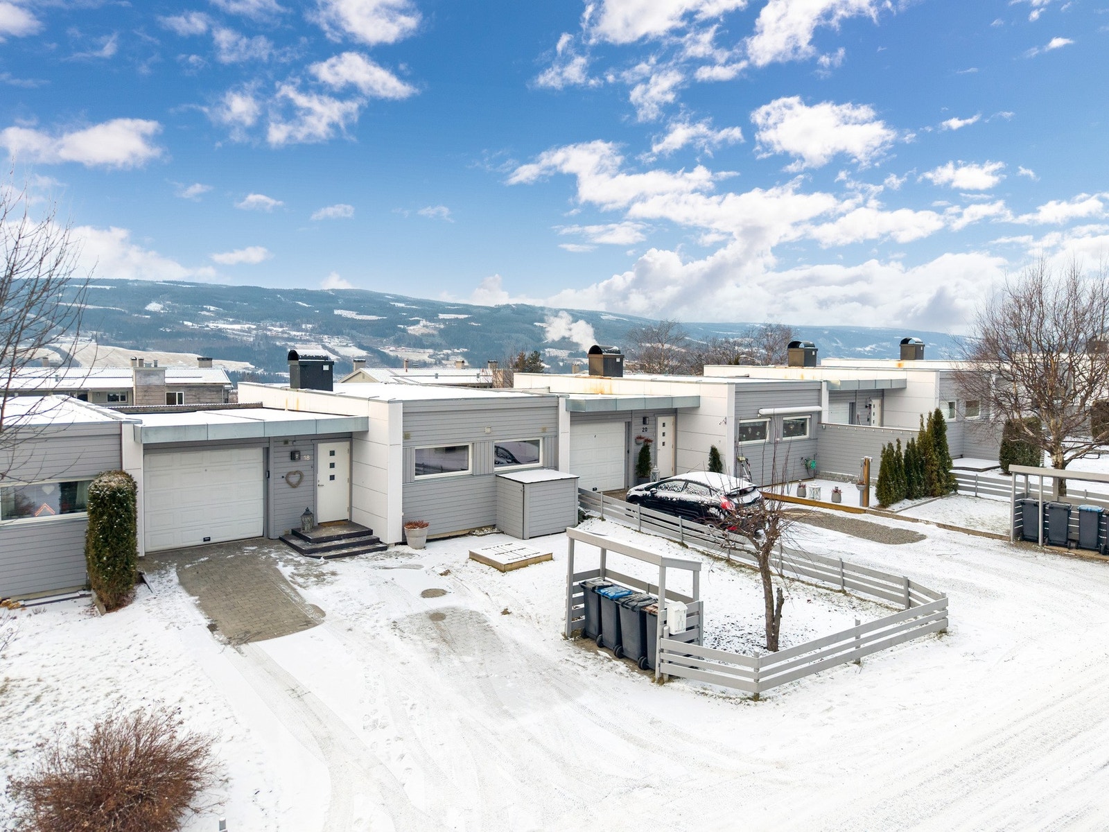 Gode parkeringsmuligheter på egen gårdsplass. Galleribilde