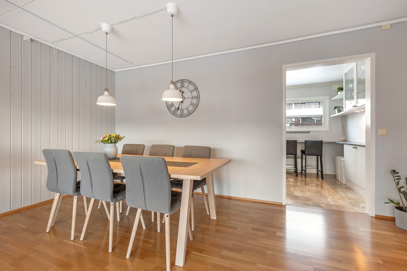 Plass til langbord hvor man kan samle mange rundt bordet. Galleribilde