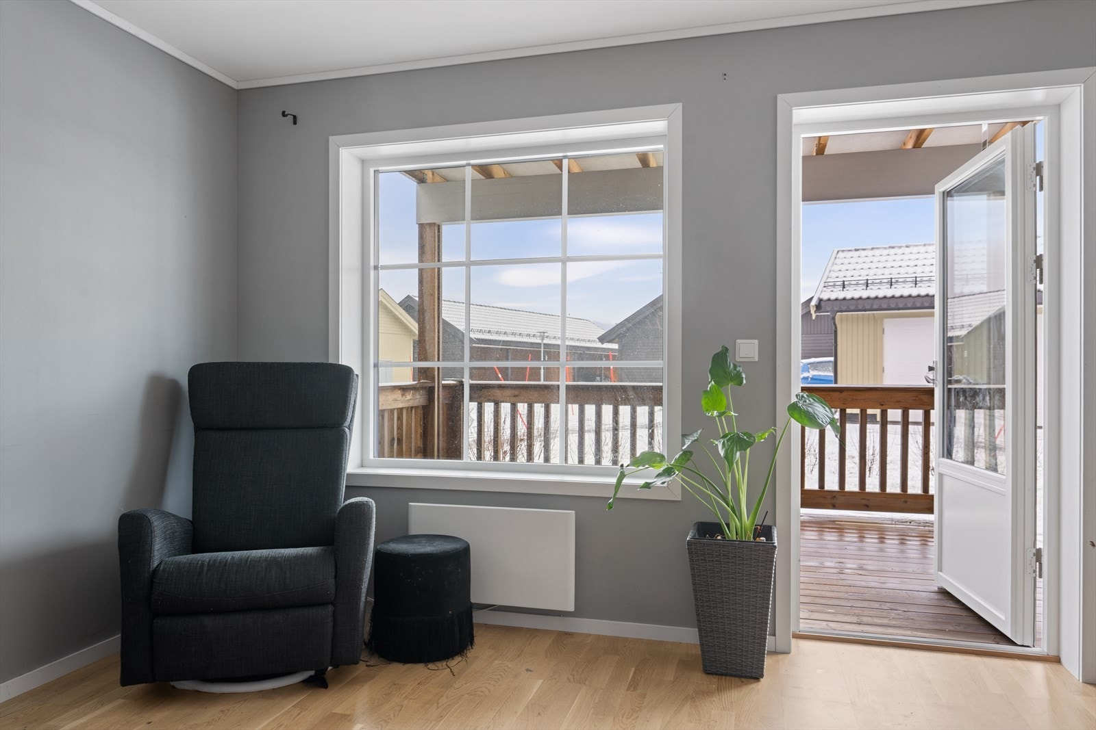 Fra stuen er det utgang til den fine uteplassen. Galleribilde